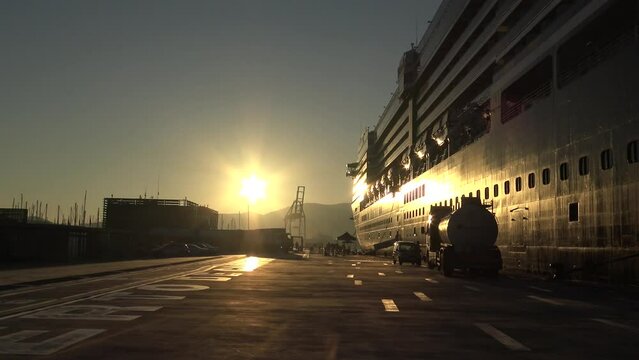 Crucero atracado en puerto. Amanecer, contraluz, sol brillante.