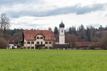 Kirche Sankt Johannes Baptist und Gasthof zum goldenen Stern Deutenhausen bei Weilheim in Oberbayern