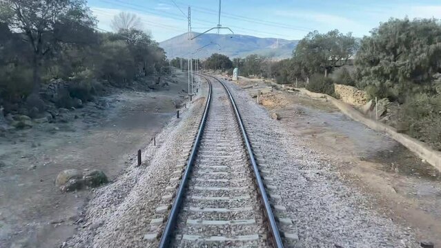 V&iacute;as de tren. POV. Plano subjetivo de las v&iacute;as del tren. V&iacute;as de tren con catenaria.