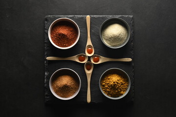 Ardoise pleine d'épices