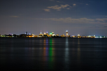 Naklejka premium Buffalo view at night from Canadian side Fort Erie