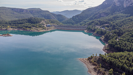 Fototapeta na wymiar Luftaufnahme von Berglandschaft mit See und Staudamm