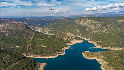 Luftaufnahme von Berglandschaft mit See und Staudamm