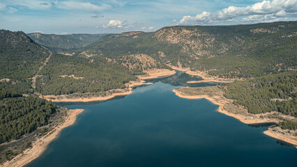 Luftaufnahme von Berglandschaft mit See und Staudamm