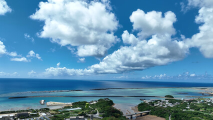 久米島の集落と海を空撮 © 高行 飯島