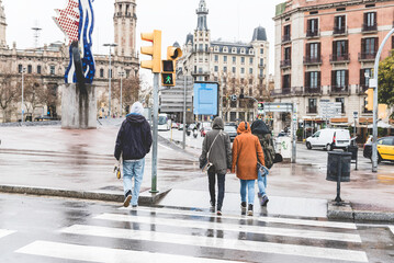 Cruce de peatones bajo la lluvia