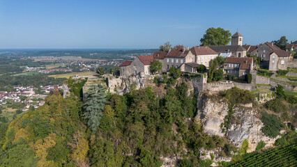Fototapeta na wymiar Berceau du célèbre Vin jaune, Château-Chalon veille sur ses vignes du haut de la falaise. Ce village classé parmi les plus beaux de france est dans le Jura en Franche Comté 