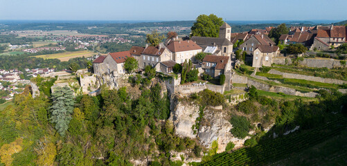 Berceau du célèbre Vin jaune, Château-Chalon veille sur ses vignes du haut de la falaise. Ce...