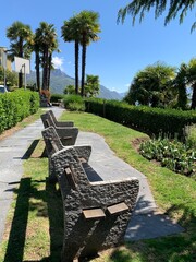 Sitzbänke aus Stein - im Dorf Orselina im Kanton Tessin © hachri
