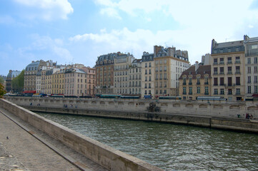 Fototapeta na wymiar Immeubles sur bord de l'eau, France, jour, Horizontal