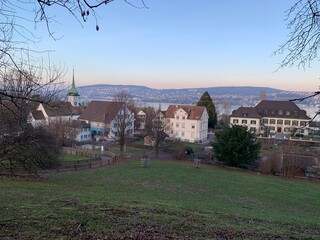 Zürich Wollishofen am Abend, im Bürgli - Kreis 7 in der Stadt Zürich in der Schweiz