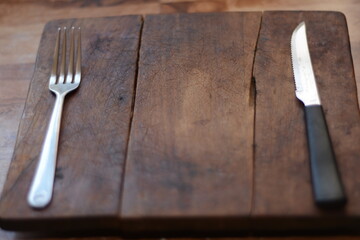 Tabla de madera con cubiertos