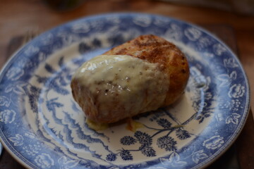 Papa horneada con queso manchego y sal