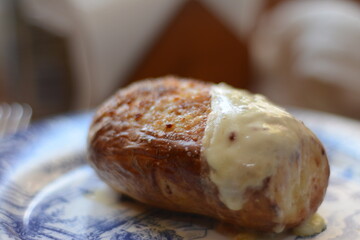 Papa horneada con queso manchego y sal