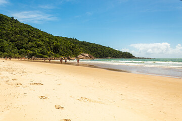 Fototapeta na wymiar pegadas na areia e a Praia Grande Caravelas Governador Celso Ramos Santa Catarina Brasil