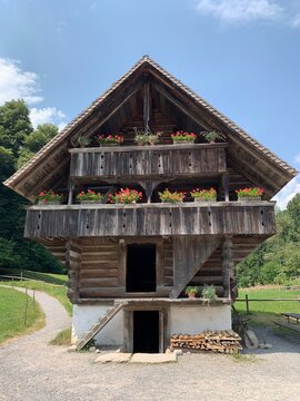 Berner Spycher - St&ouml;ckli  im Ballenberg - / Kleines Holzhaus Vorratshaus - zur Lagerung von oft verderblichen G&uuml;tern und Vorr&auml;te  in der Schweiz