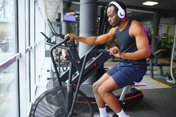 Fototapeta na wymiar healthy african american man exercising in gym