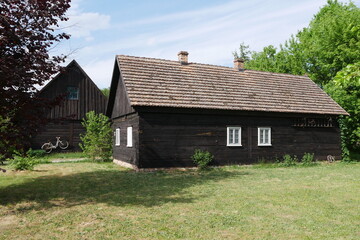 Fototapeta na wymiar Schrothaus bzw Holzhaus im Erlichthof Rietschen im sorbisch-sächsischen Dorf