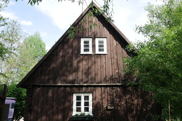 Fototapeta na wymiar Schrothaus bzw Holzhaus im Erlichthof Rietschen im sorbisch-sächsischen Dorf