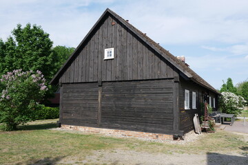 Fototapeta na wymiar Schrothaus bzw Holzhaus aus Schrotholz im Erlichthof Rietschen im sorbisch-sächsischen Dorf