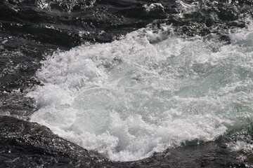 川の流れ・急流・中流域