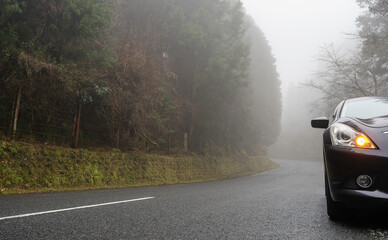 霧が深い山道