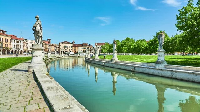 Statues of Guglielmo Malaspina degli Obizzi and Pagano Dalla Torre. Prato della Valle is elliptical square in Padova, Italy. It is largest square in Italy, and one of largest in Europe.