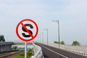 traffic signs prohibit stopping on the bridge