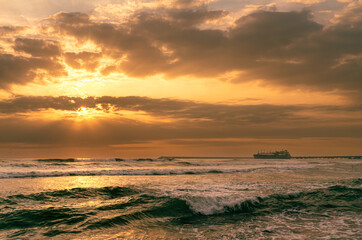 Resplandor Dorado: Atardecer en la Playa