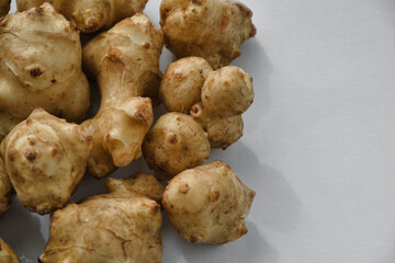 日本の伝統野菜　菊芋（キクイモ、きくいも）白背景　コピースペースあり
Japanese traditional vegetable Kikuimo, white background with copy space