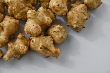 日本の伝統野菜　菊芋（キクイモ、きくいも）白背景　コピースペースあり
Japanese traditional vegetable Kikuimo, white background with copy space