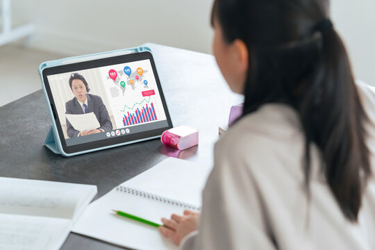 タブレットPCでオンライン授業を受ける女の子