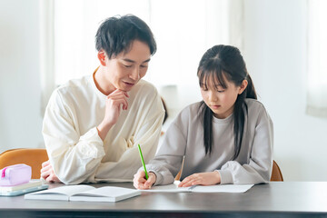 勉強を教わる女の子