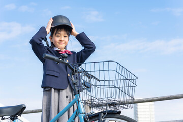 自転車用ヘルメットをかぶる女の子