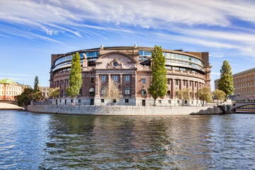  Stockholm, Seden - The Riksdaghuset, or Parliament Building, on a sunny autumn weekend.