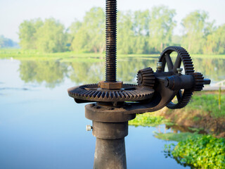 Controlling the opening and closing of the flood gate