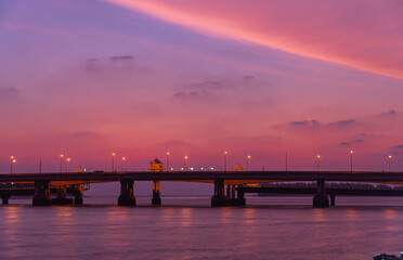 Obraz premium scenery sunset at Sarasin bridge. the bridge is the most important in making businesses .from outside to Phuket has traded a lot of money. .This bridge linking the province of Phang Nga..