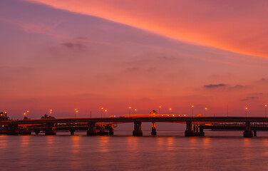Obraz premium scenery sunset at Sarasin bridge. the bridge is the most important in making businesses .from outside to Phuket has traded a lot of money. .This bridge linking the province of Phang Nga..