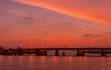 Obraz premium scenery sunset at Sarasin bridge. the bridge is the most important in making businesses .from outside to Phuket has traded a lot of money. .This bridge linking the province of Phang Nga..
