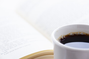 コーヒーを飲みながら本を読むイメージ（洋書）
