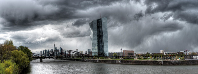 Panoramaansicht der Europäischen Zentralbank in Frankfurt am Main mit dem Fluß Main im...