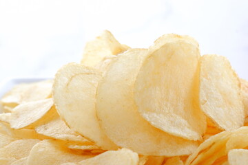 お皿に盛ったポテトチップス
