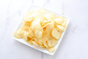 お皿に盛ったポテトチップス
