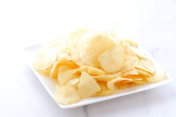 お皿に盛ったポテトチップス
