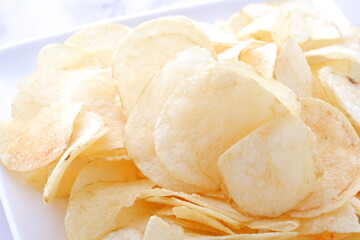 お皿に盛ったポテトチップス
