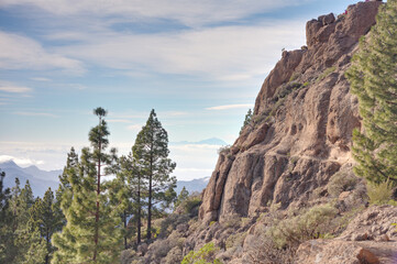 Krajobraz g&oacute;rski w chmurach, widok z roque nublo na Teneryfę