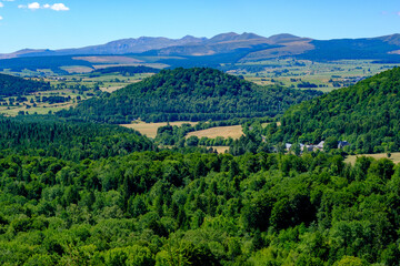 Un puy avec le massif du Sancy en arrière-plan (Auvergne) © MARC MEINAU