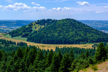 Vue sur un volcan éteint (Auvergne)