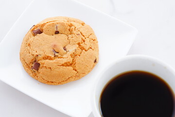 チョコレートがたっぷり入ったチョコチップクッキーとコーヒーでおやつの時間
