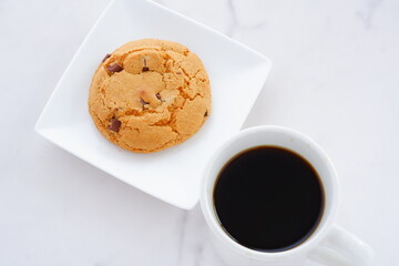 チョコレートがたっぷり入ったチョコチップクッキーとコーヒーでおやつの時間

